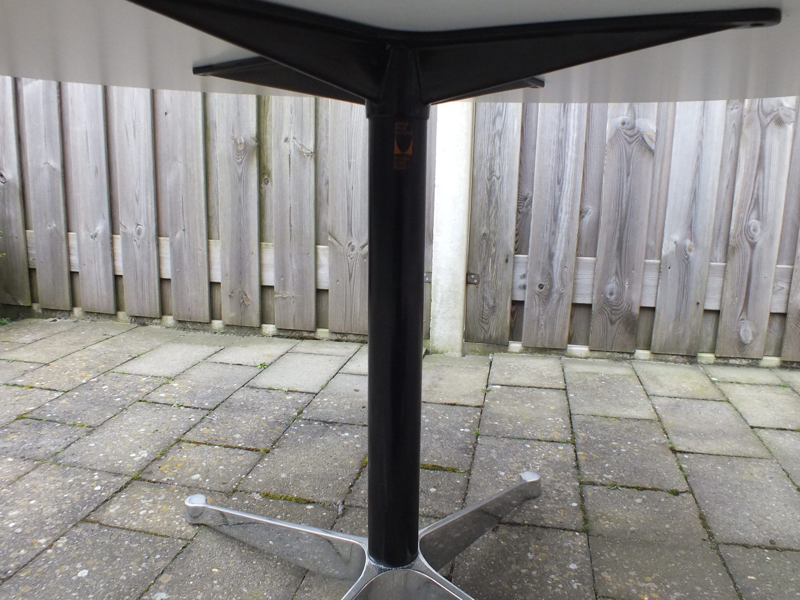 Round dining table by George Nelson for Herman Miller USA 1970s