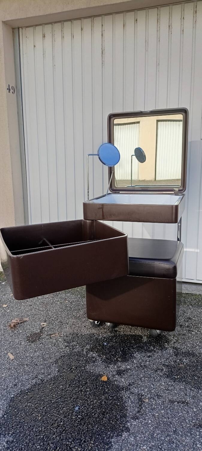 Hairdresser by Carlo Urbinati