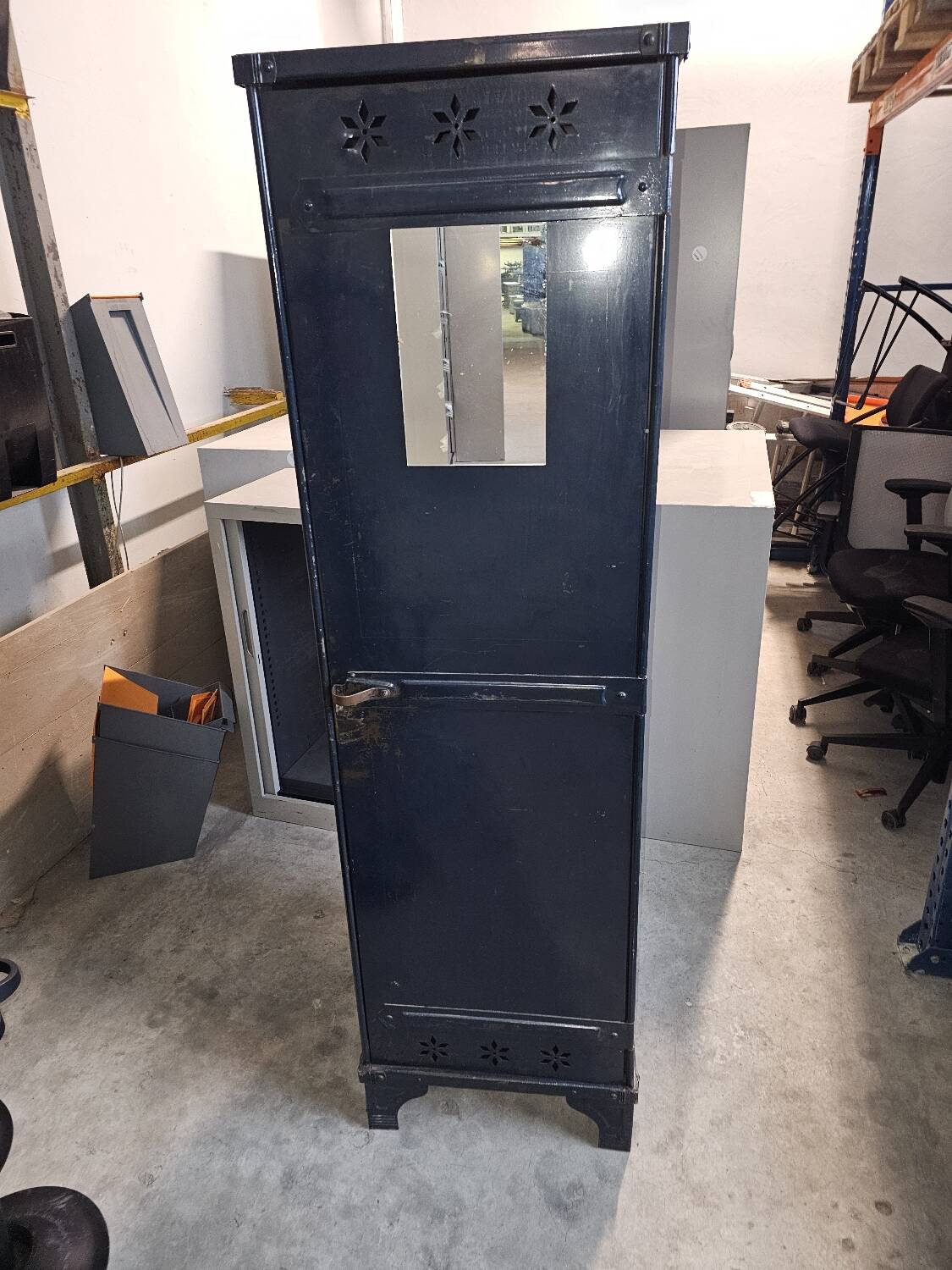 Old Ghent Cloakroom from the 1900s - Vintage Charm and Authenticity