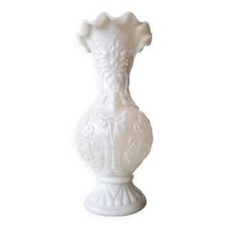 Vase en opaline blanche décor d'arabesques et têtes de bélier