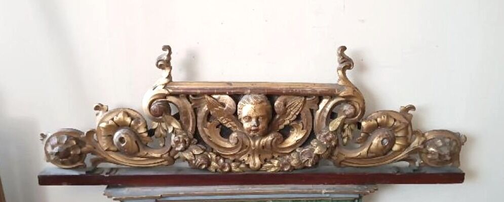 Fronton ancien en bois doré et sculpté du XIXe siècle