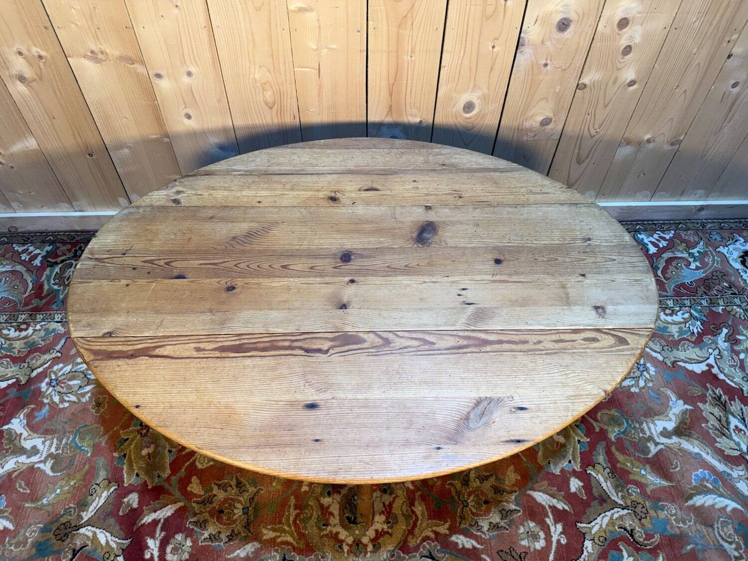 English gateleg coffee table in solid fir from the early 20th century.