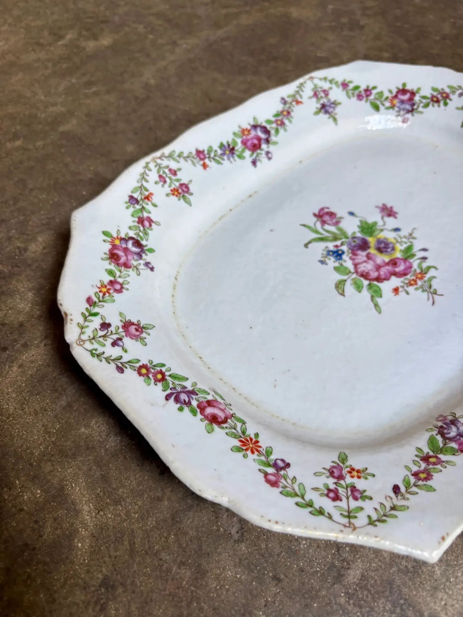 Rectangular plate from the East India Company with floral decoration, 18th century.