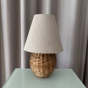 Lampe de table vintage en rotin tissé avec abat-jour en lin