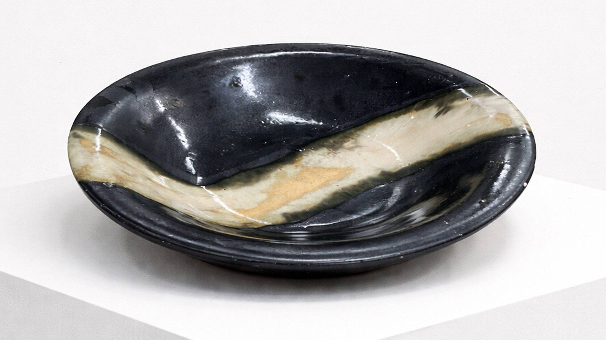 Ceramic plate – black with natural shading