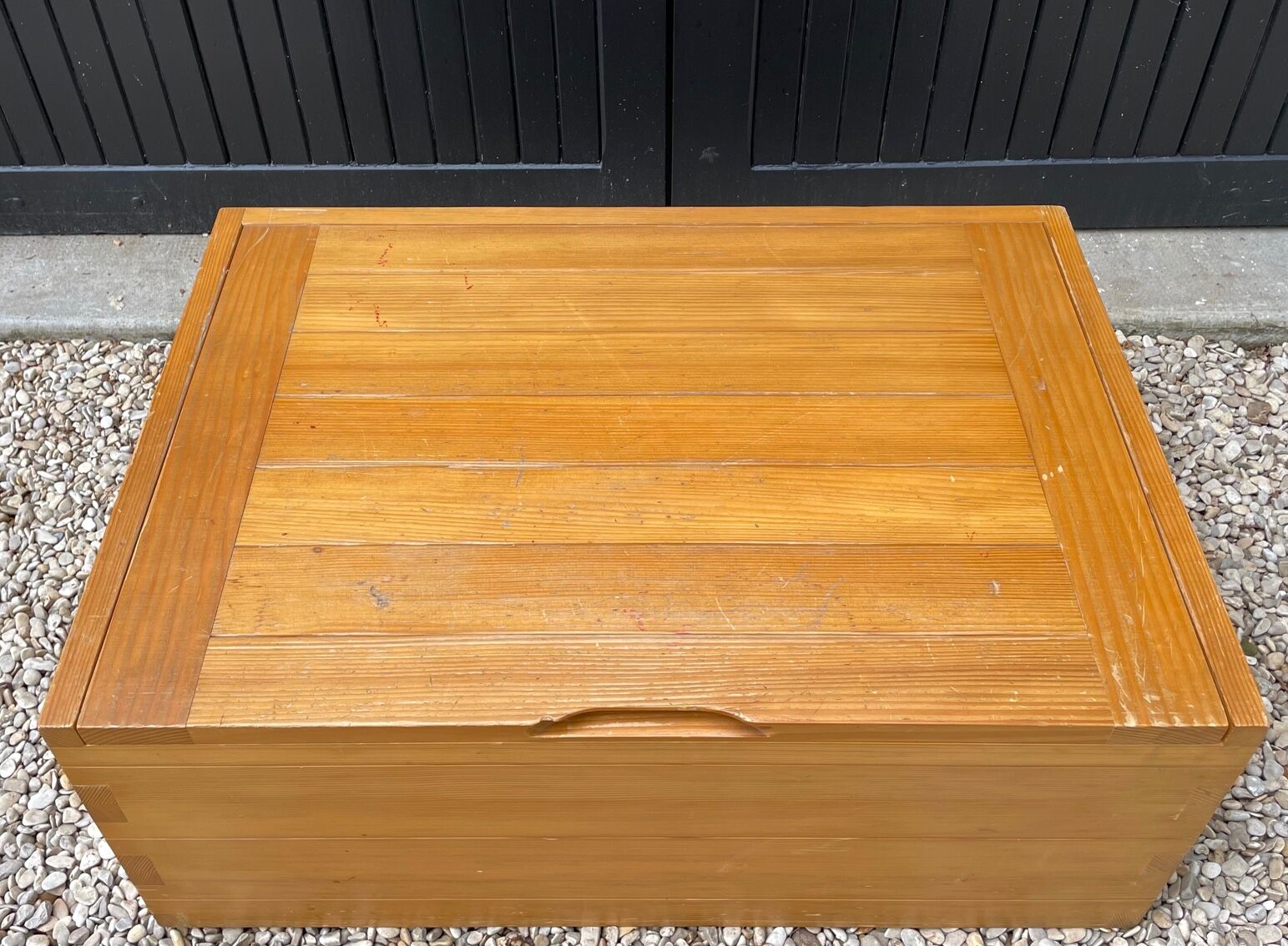 Coffre en pin de Roland Haeusler pour Regain, années 70