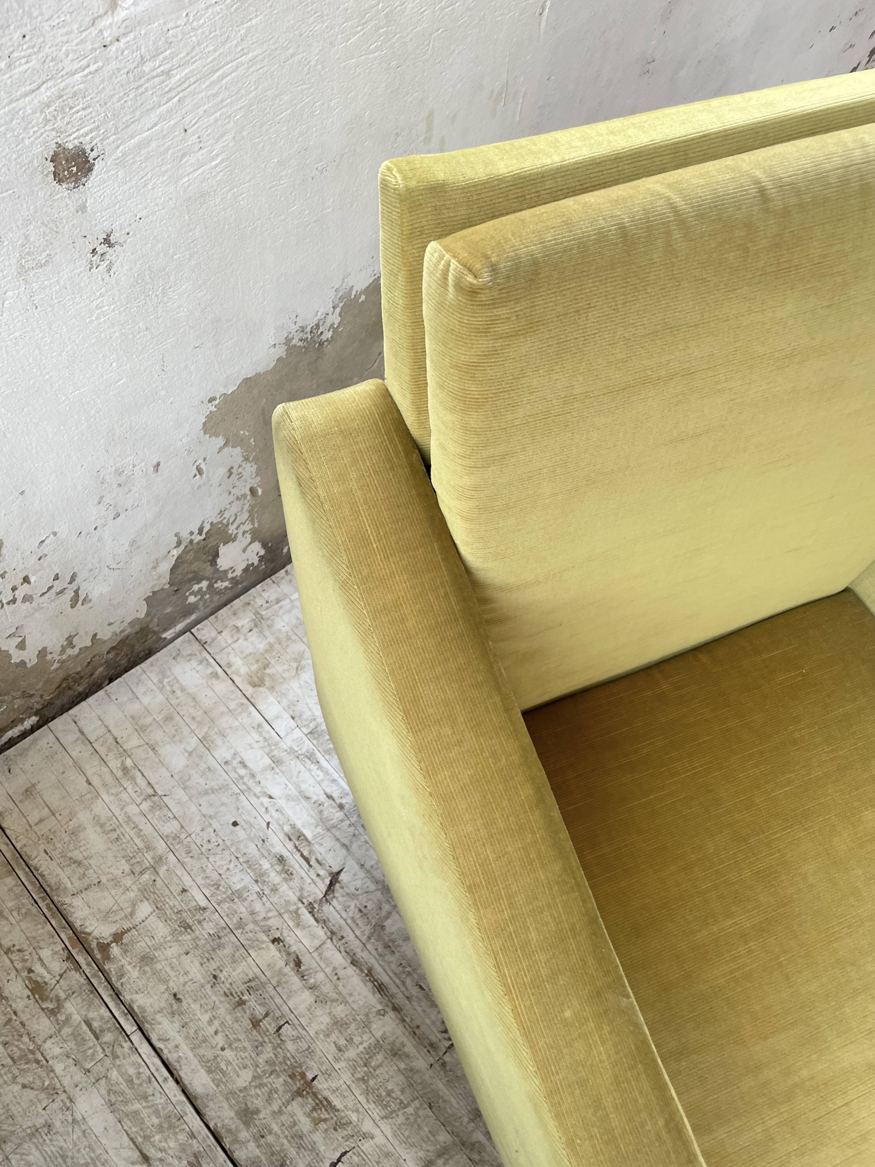 Paire de chauffeuses fauteuils vintage velours jaune