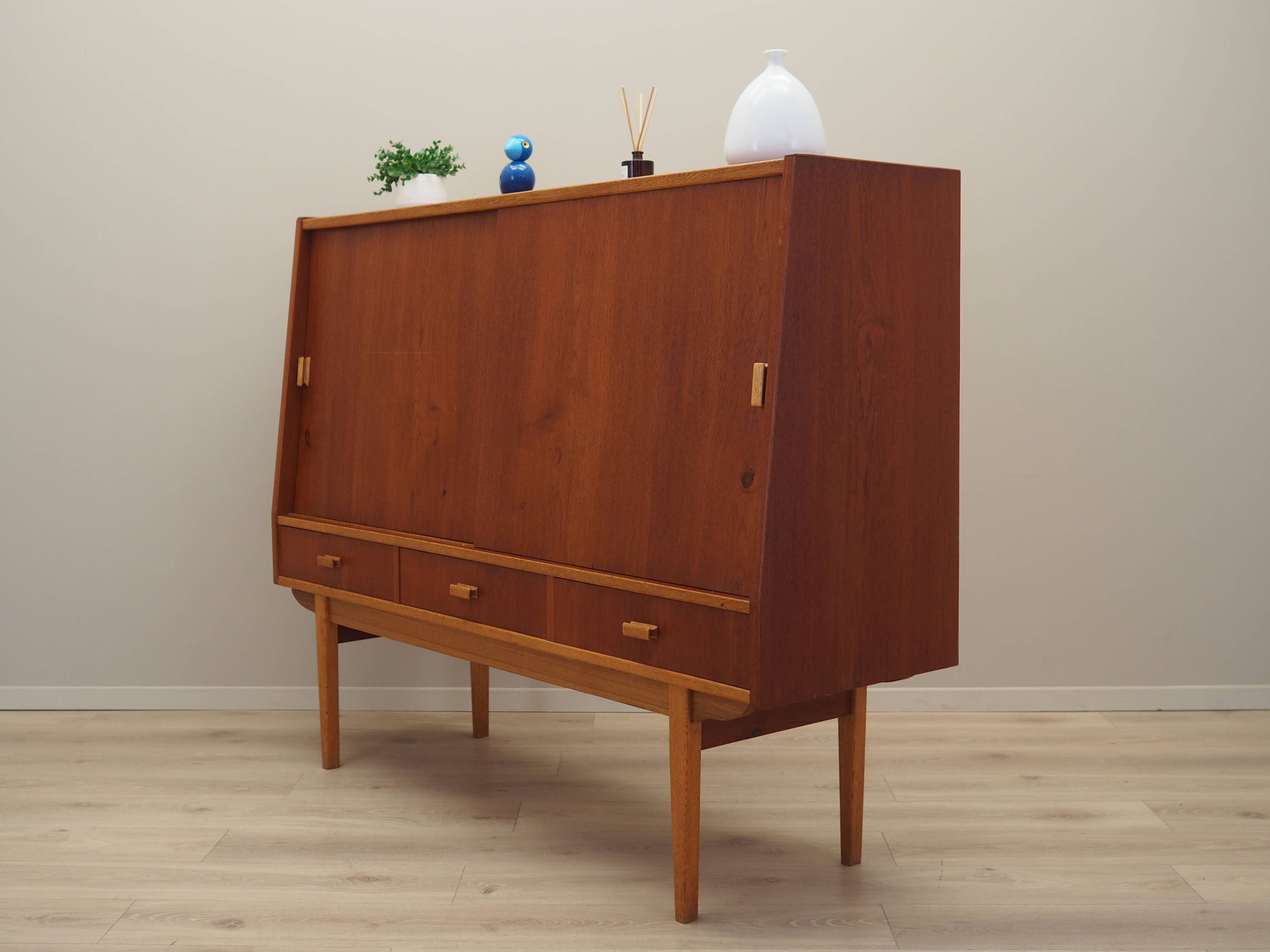 Buffet haut en teck, design danois, années 1960, production : Danemark