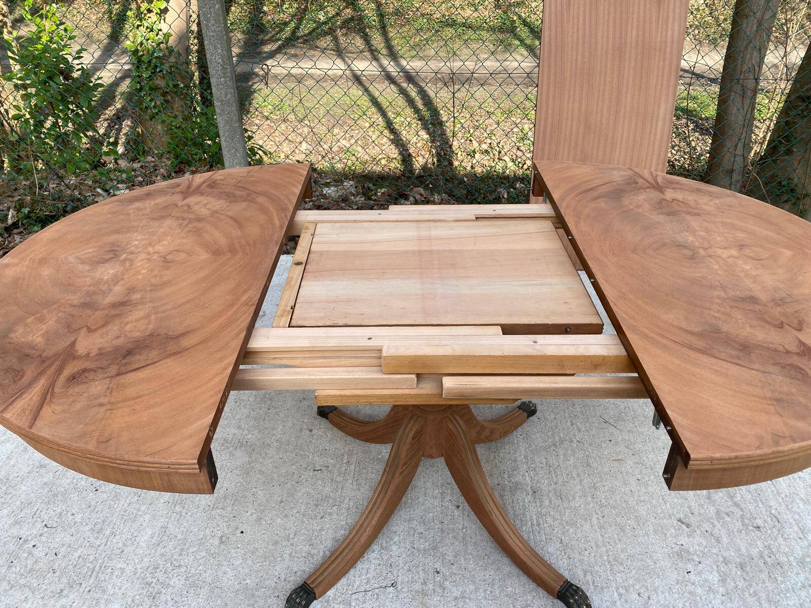 Extendable round dining table with central leg renovated in raw wood 205cm
