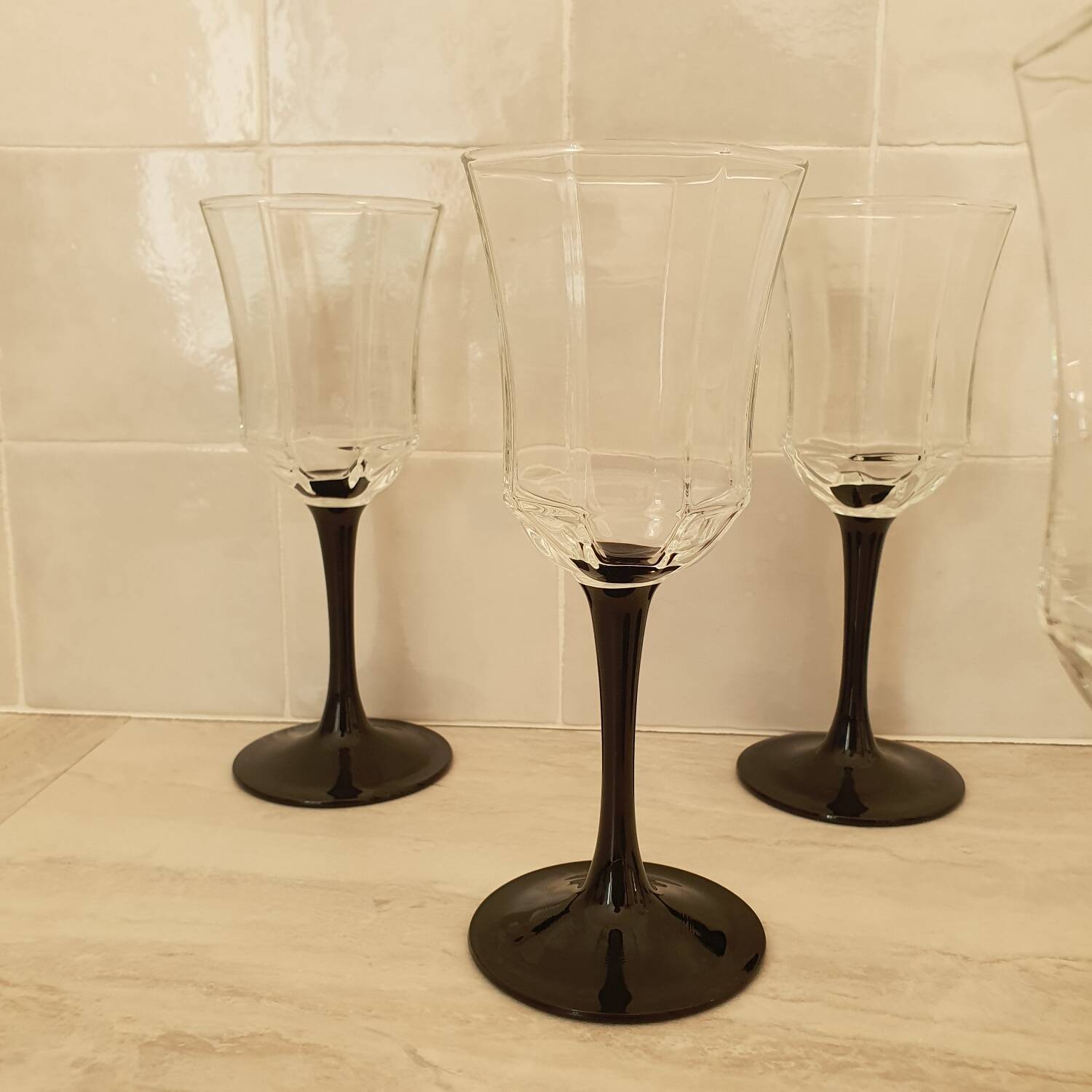 6 Octime octagonal black-footed wine glasses