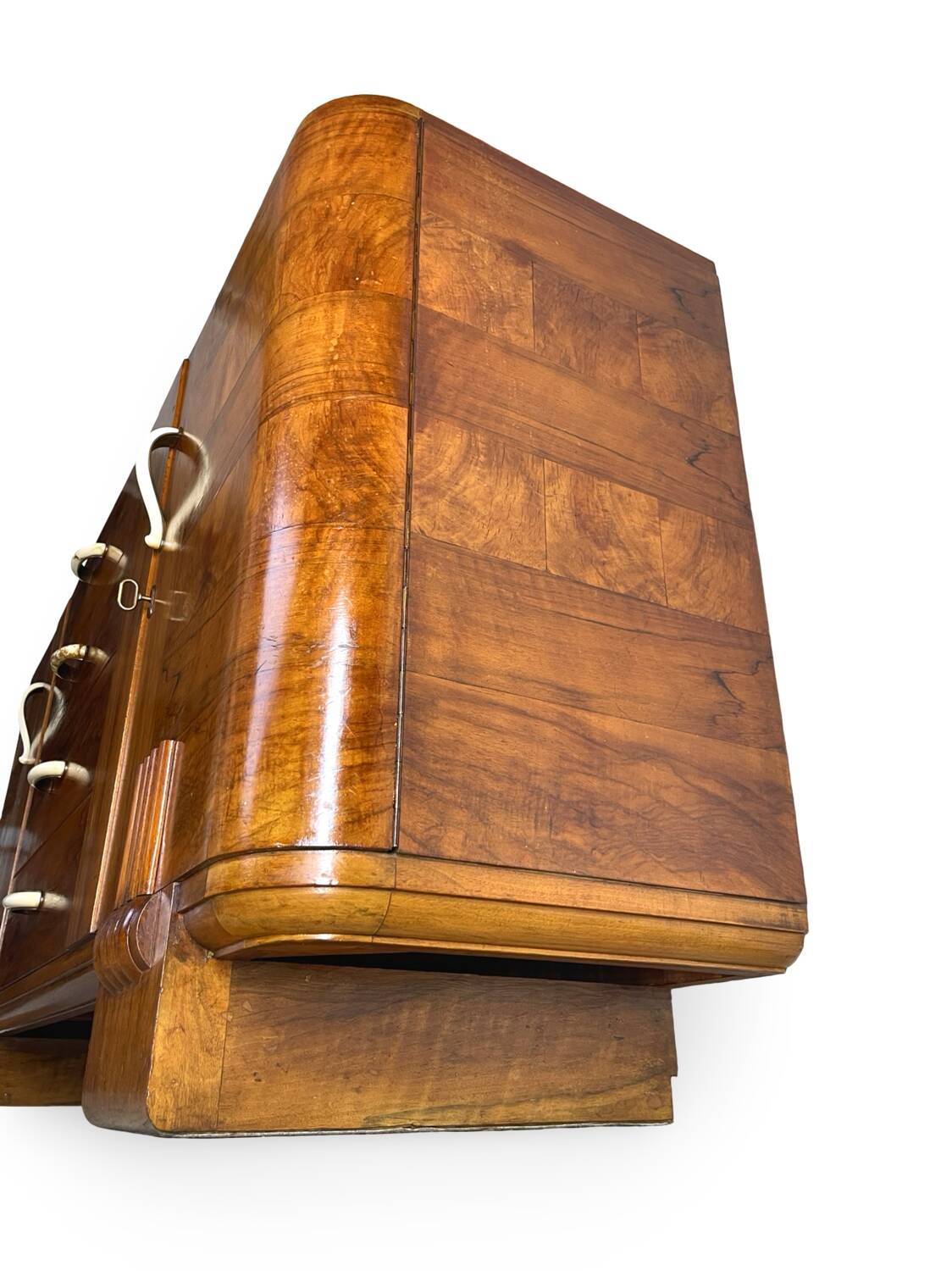 Buffet en noyer Art déco italien, de grande qualité.