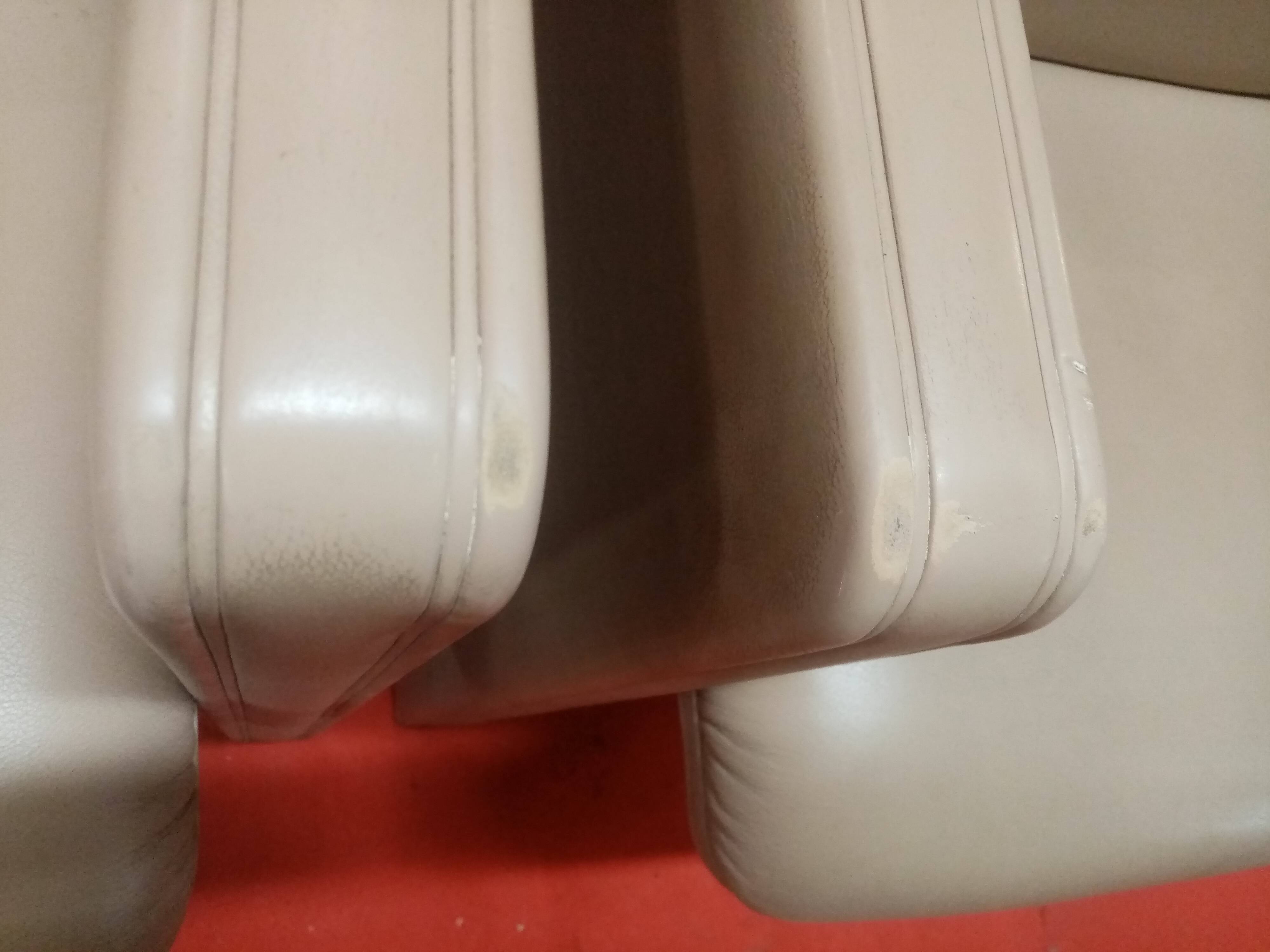 SUPERB PAIR OF POLTRONA FRAU LEATHER ARMCHAIRS MODEL THF CREAM COLOR