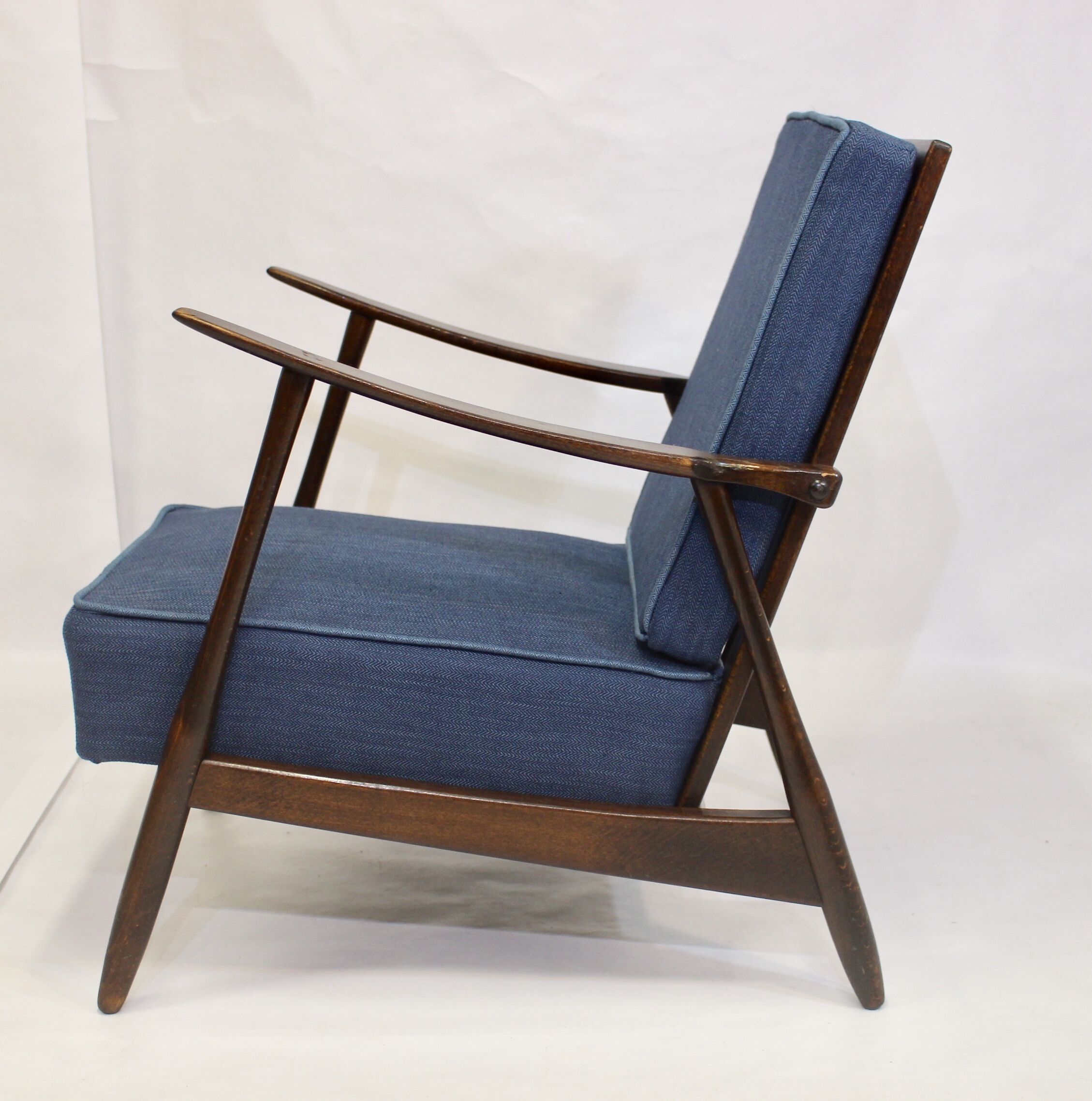 Fauteuil scandinave 1960 tissu bleu foncé effet chevron retapissé