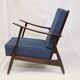Fauteuil scandinave 1960 tissu bleu foncé effet chevron retapissé