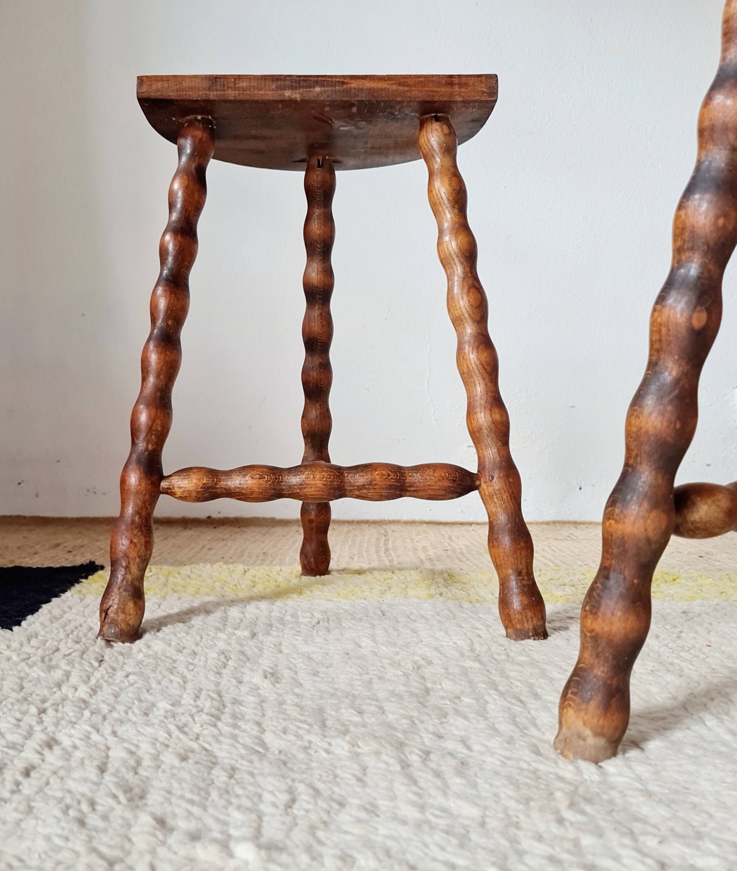 Tabourets tripodes en bois tourné - plateau demi lune