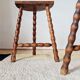 Tabourets tripodes en bois tourné - plateau demi lune