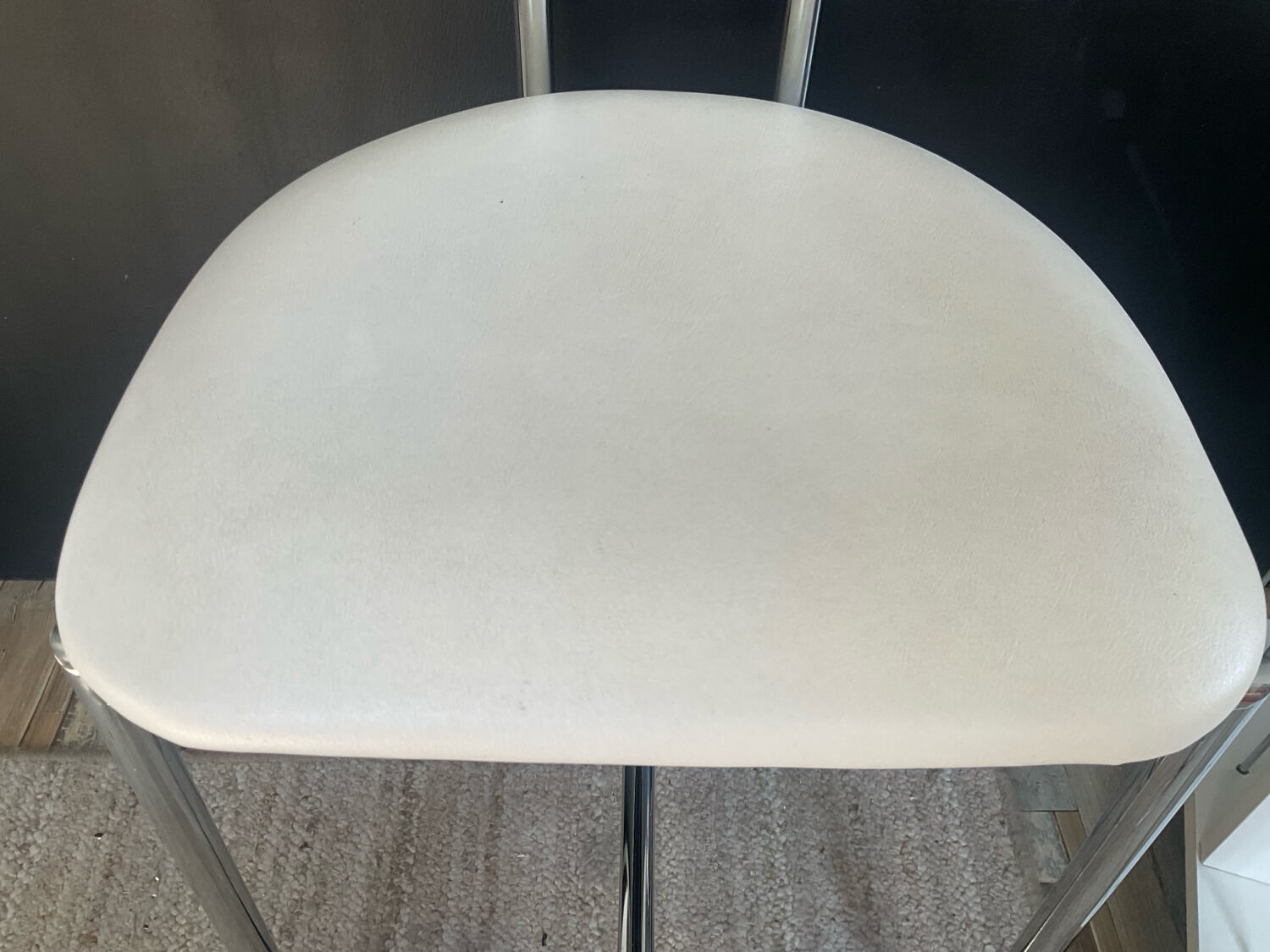 Vintage 70s chair in chrome metal and white faux leather.