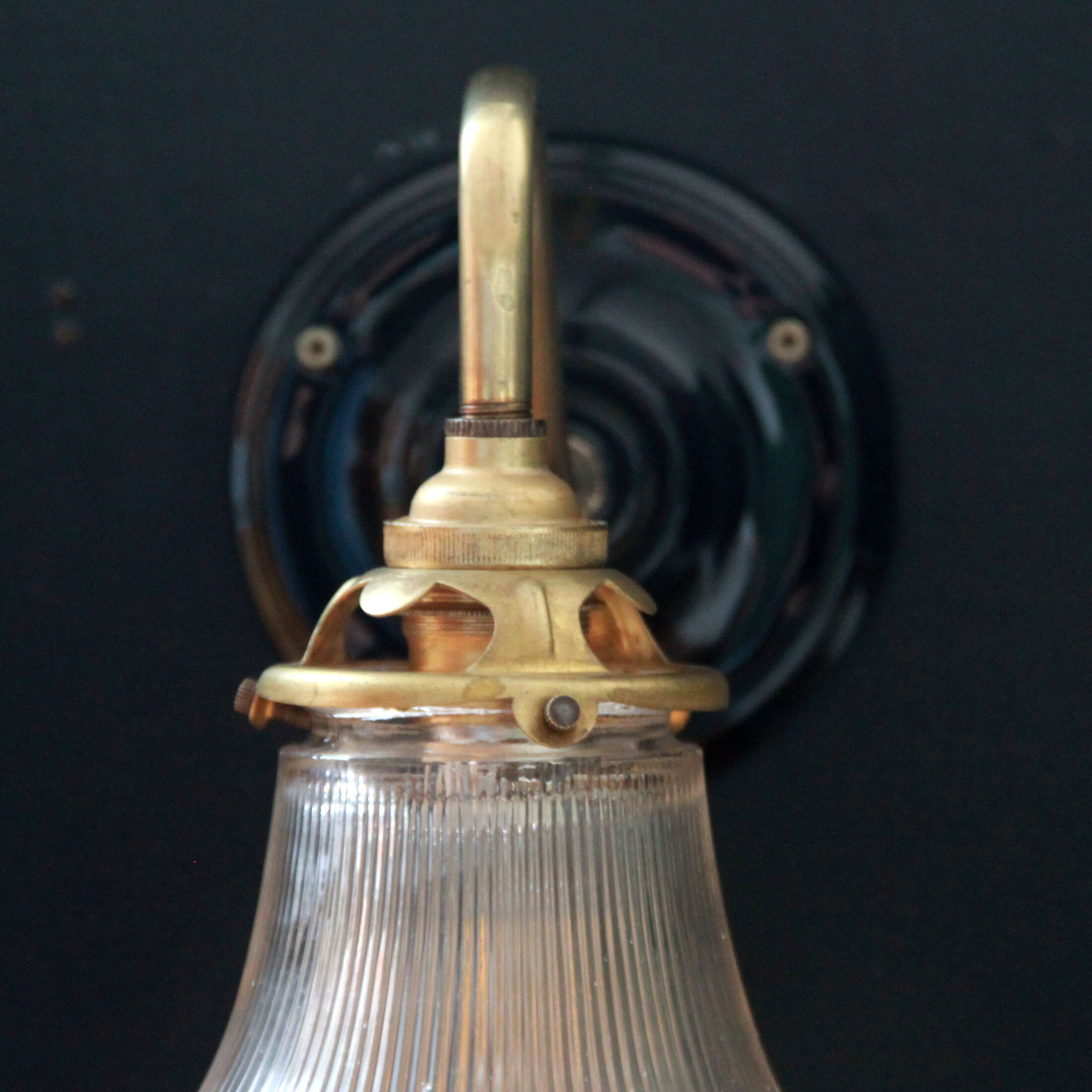 Applique murale en verre prismatique type holophane et col de cygne en laiton