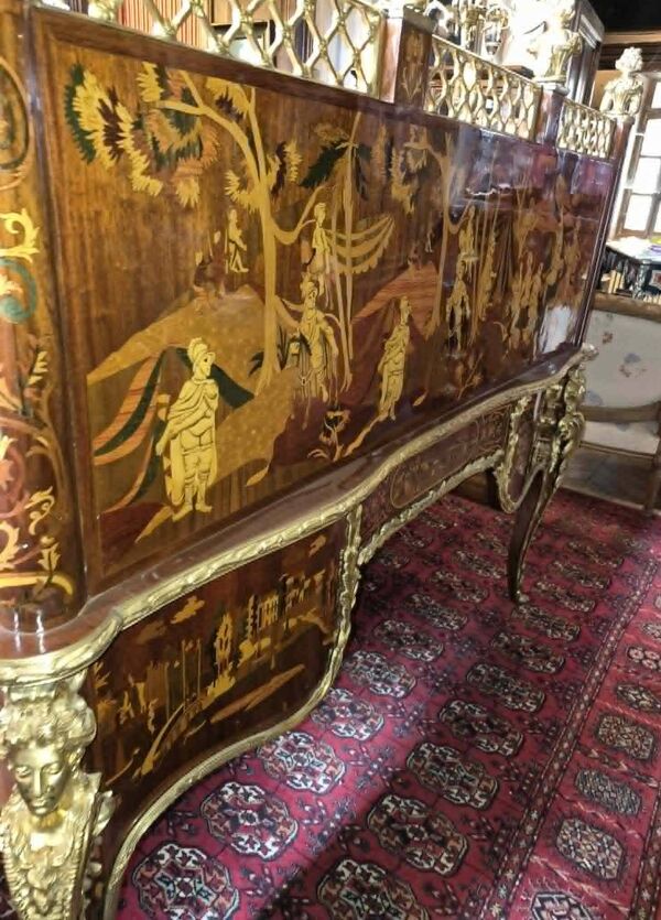 Bureau à cylindre de style Louis XV richement marqueté
