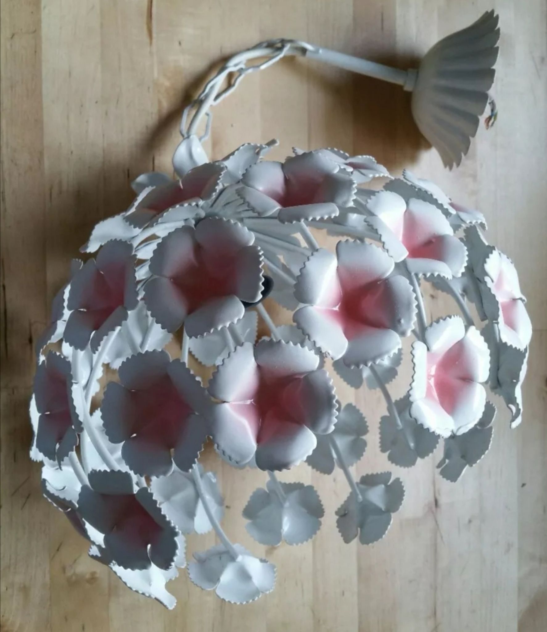 Suspension vintage fleurs tôle peinte
