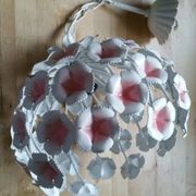 Suspension vintage fleurs tôle peinte