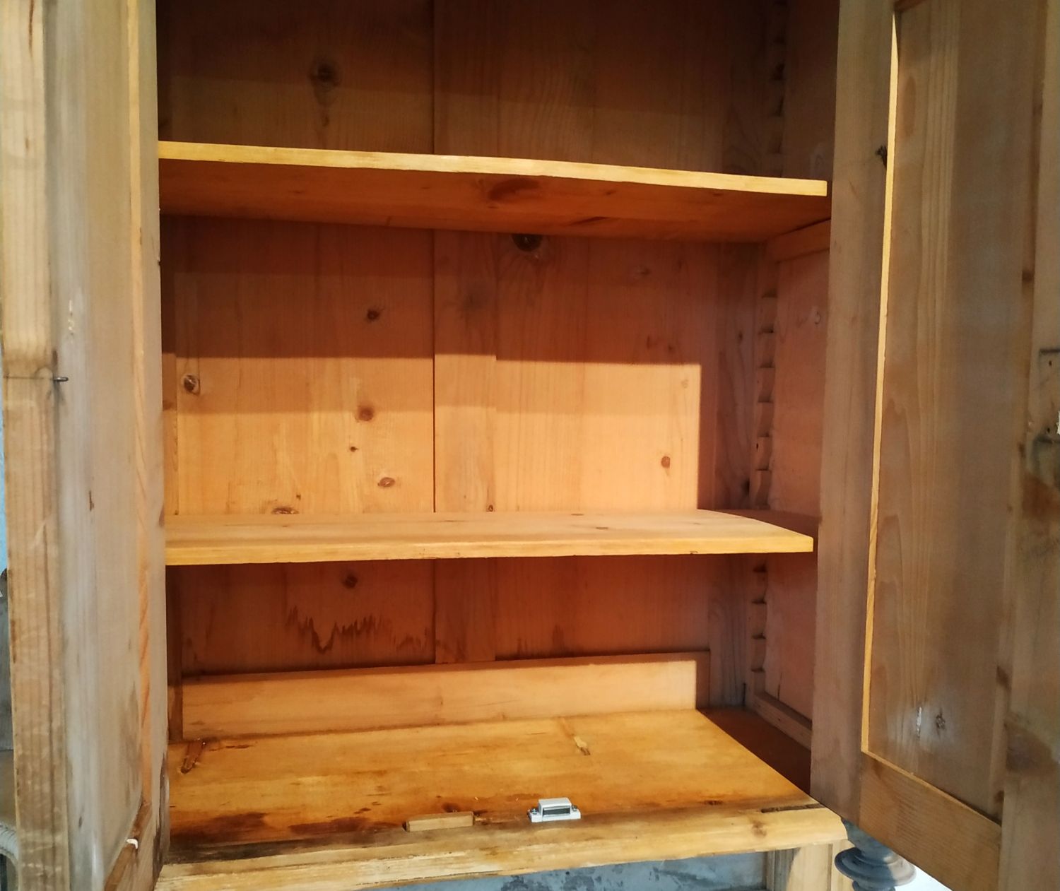 Patinated buffet (pastry furniture)