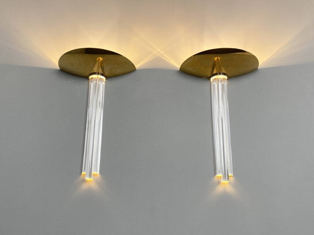 Paire d'appliques, laiton, verre acrylique, Italie, années 1980