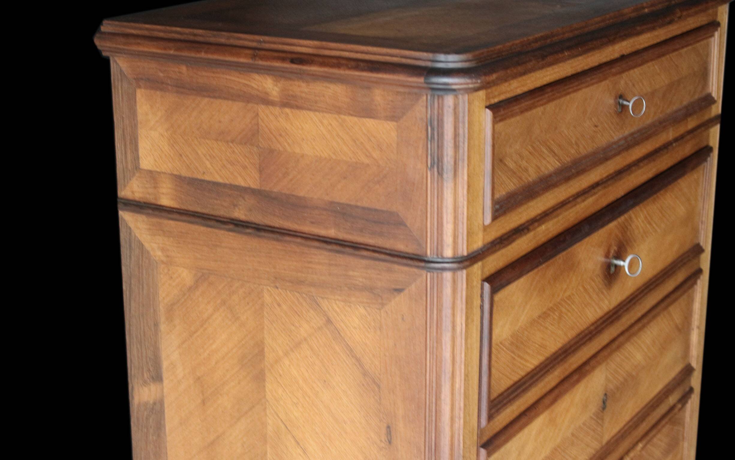 Magnificent 19th century secretary in walnut veneer.