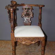 Fauteuil d'angle à décor d'ange sculpté en noyer XIX