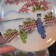 7 sous-tasses, assiettes porcelaine extrafines, décor geisha et paysage japonais, début XXème