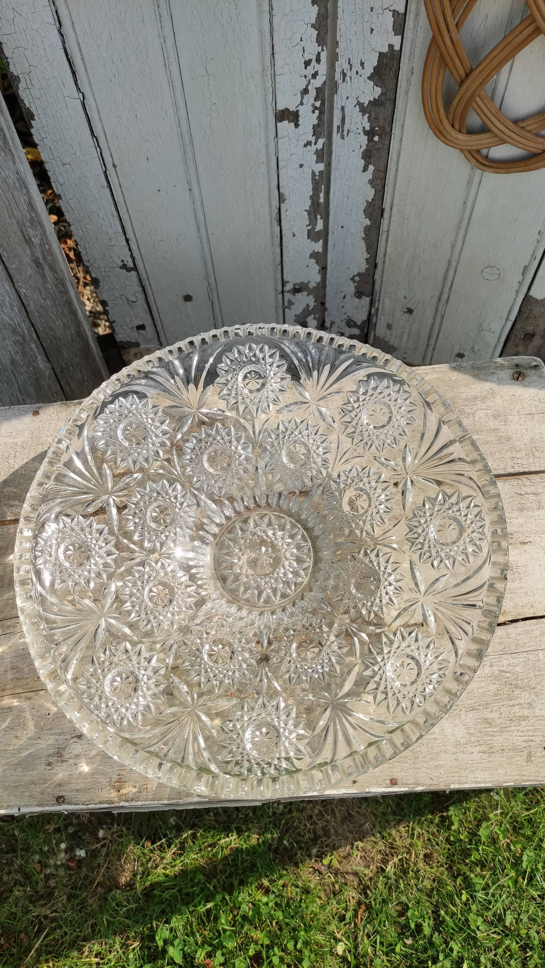 Presentation dish in cut crystal