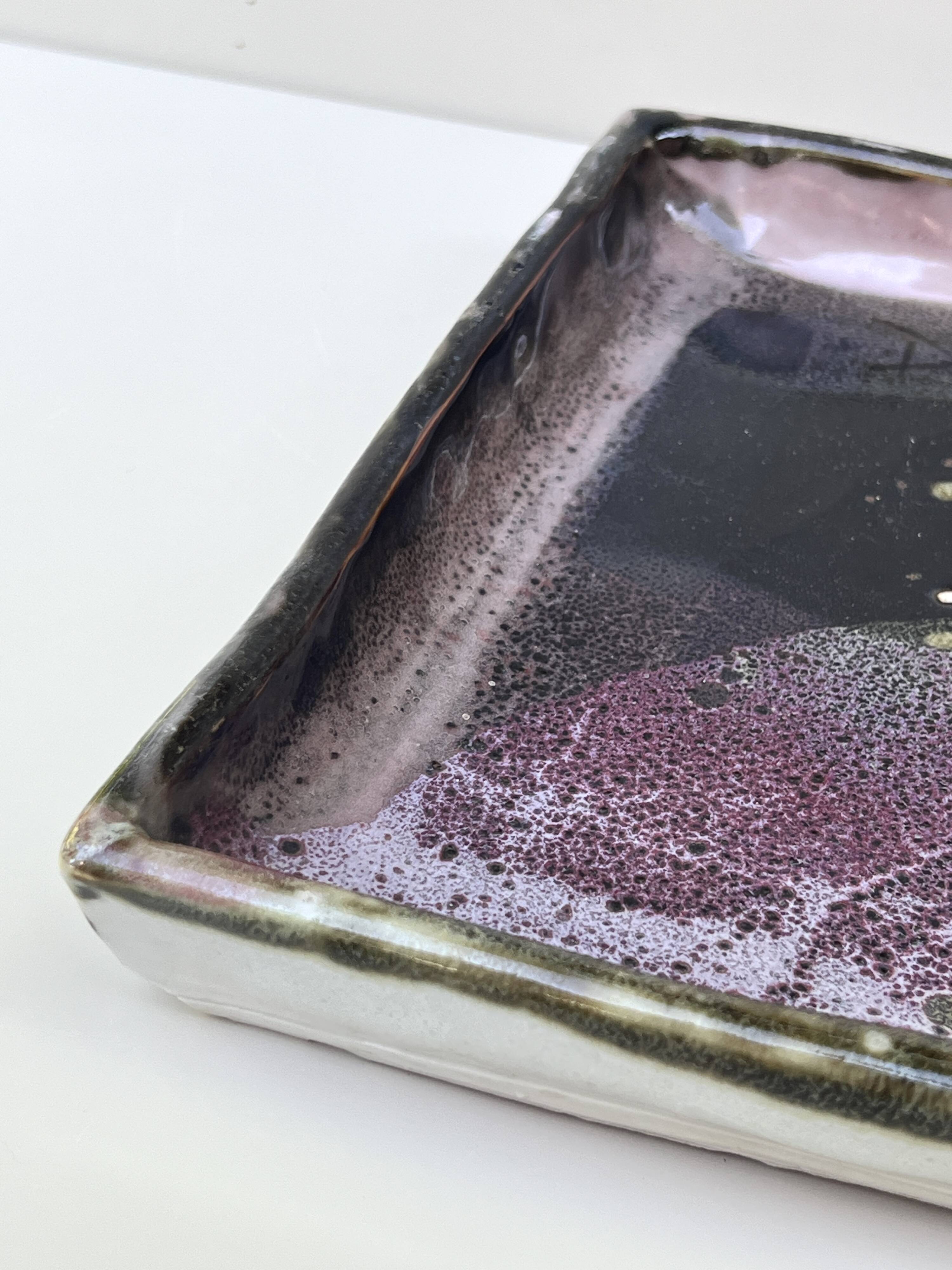Plat / vide poche gres blanc chamoté & émaillé, pièce d'atelier signée 1970