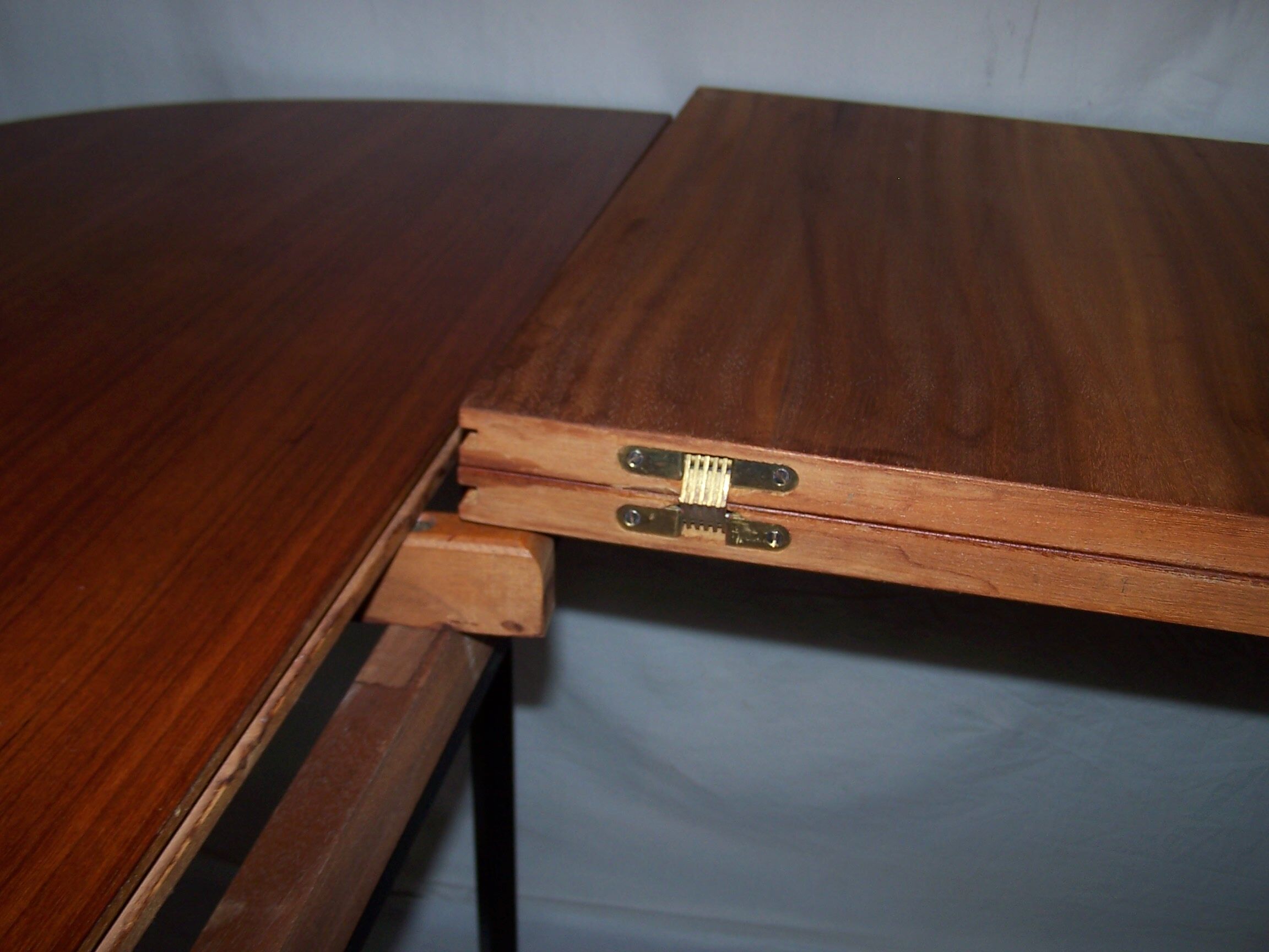 Table Trc 20 by Pierre Guariche, editions Huchers Minvielle 60