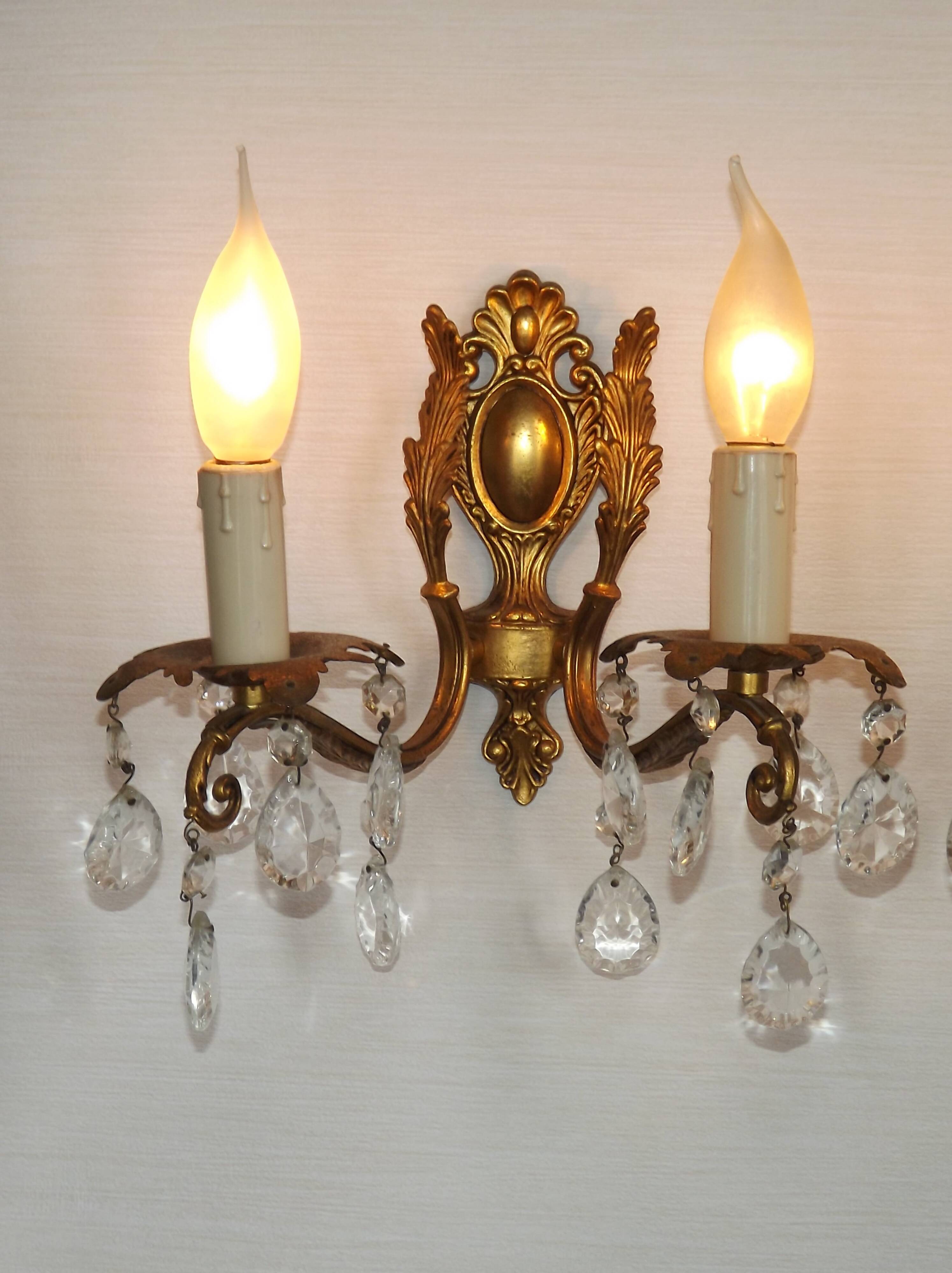 Paire de appliques murales en bronze traditionnel français avec des gouttes en cristal