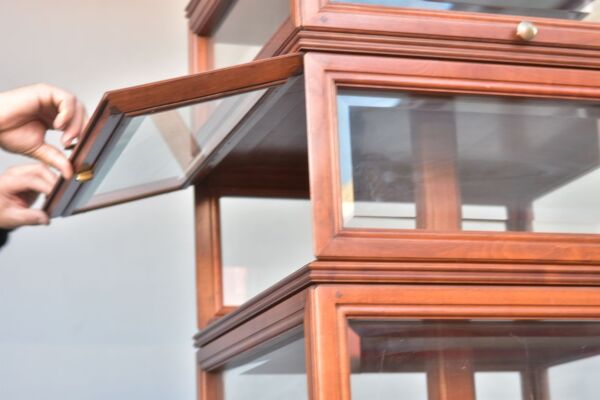 Étonnante vitrine tournante en merisier  années 50