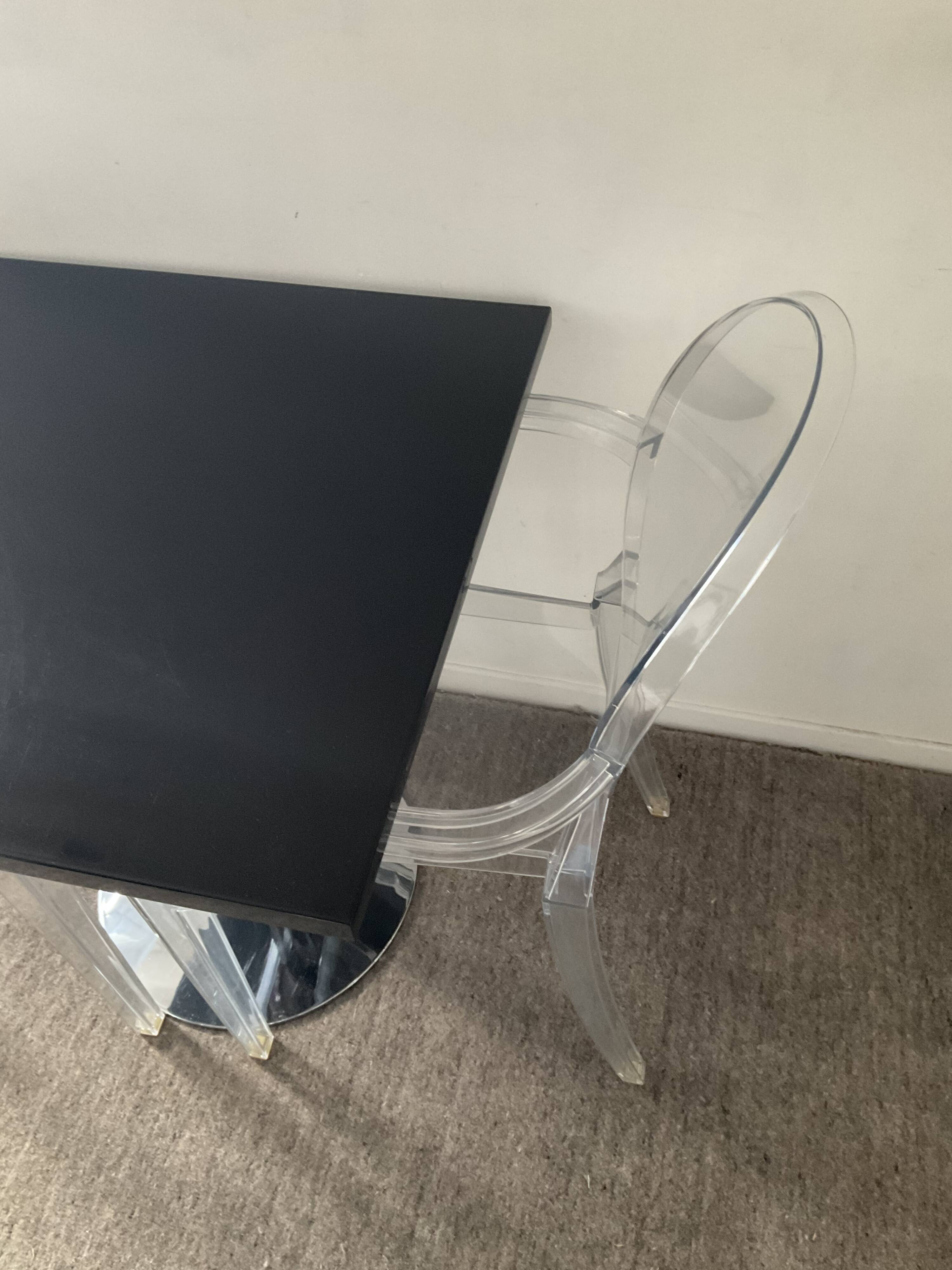 Ensemble Philippe Starck Kartell table à manger Top Top et 2 fauteuils Louis Ghost