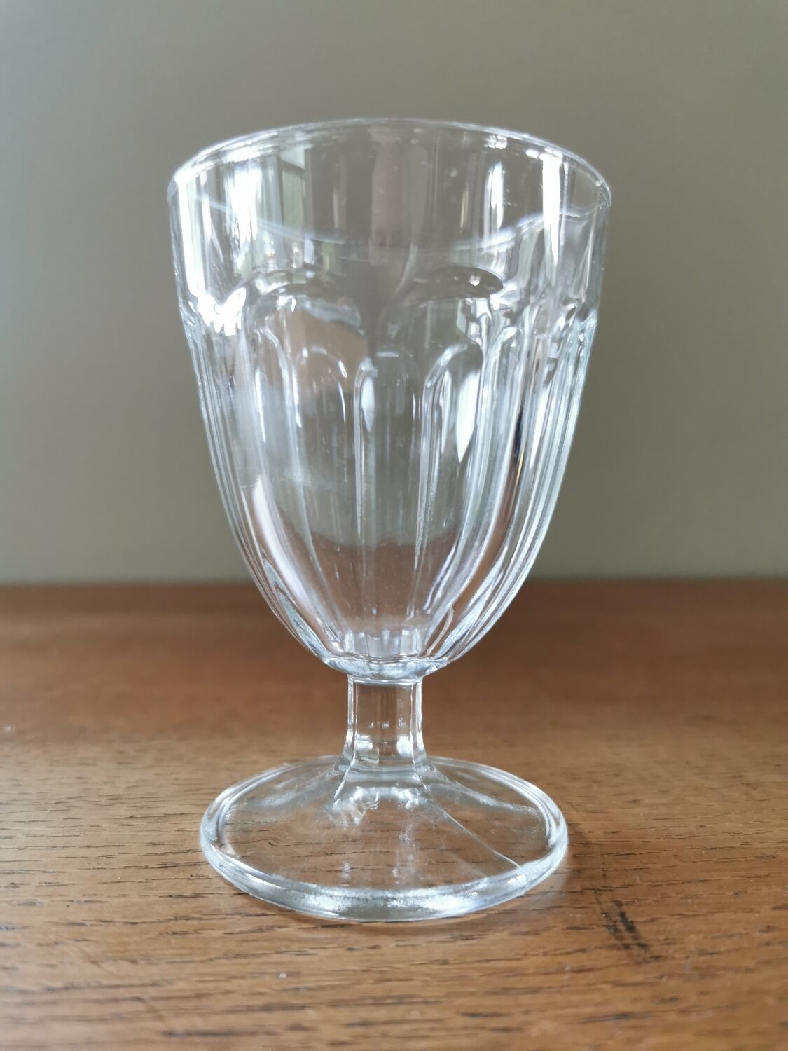 Suite of 8 stemmed glasses