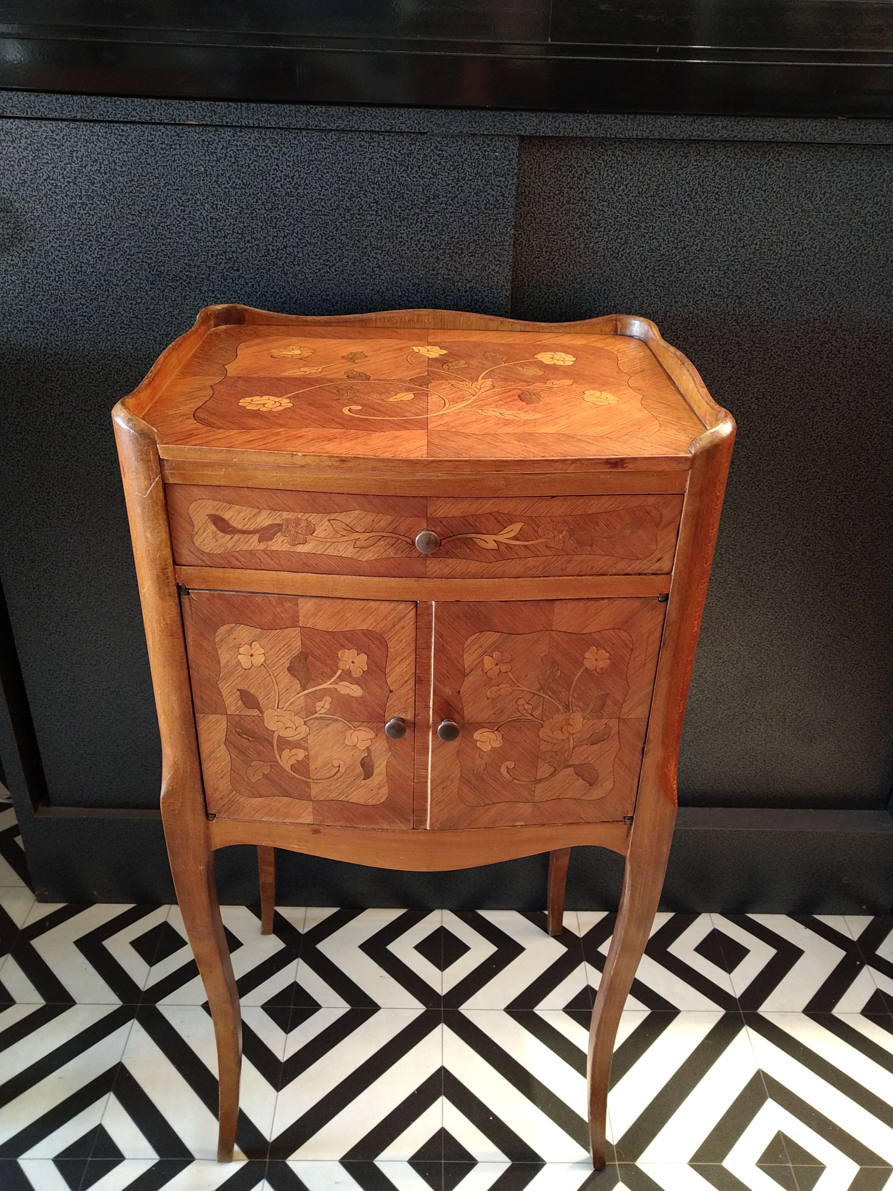 Bedside style transition floral décor