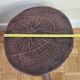 Table d'appoint brutaliste en bois massif tripode