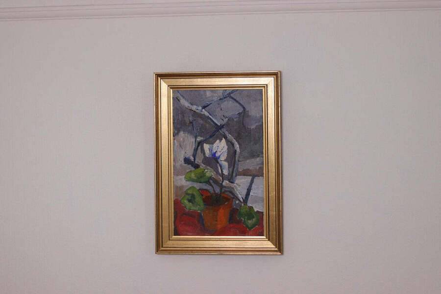 Original Swedish oil on canvas – “Winter Cyclamen” by Majken Bergvin (1922–2012) – 1965 – vintage & framed – 62 × 43 cm
