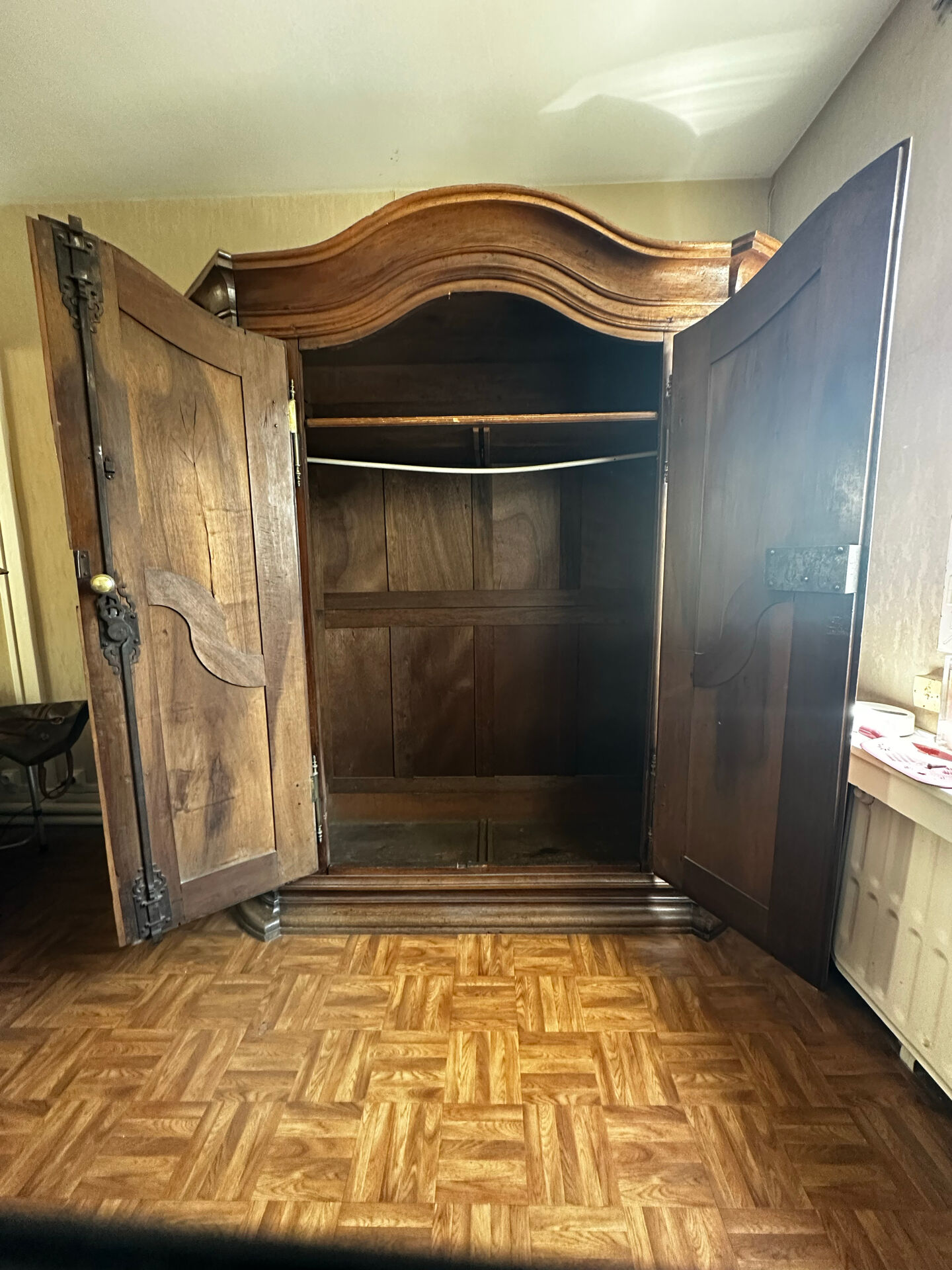 Large Alsatian Louis XV wardrobe in solid walnut – 18th century