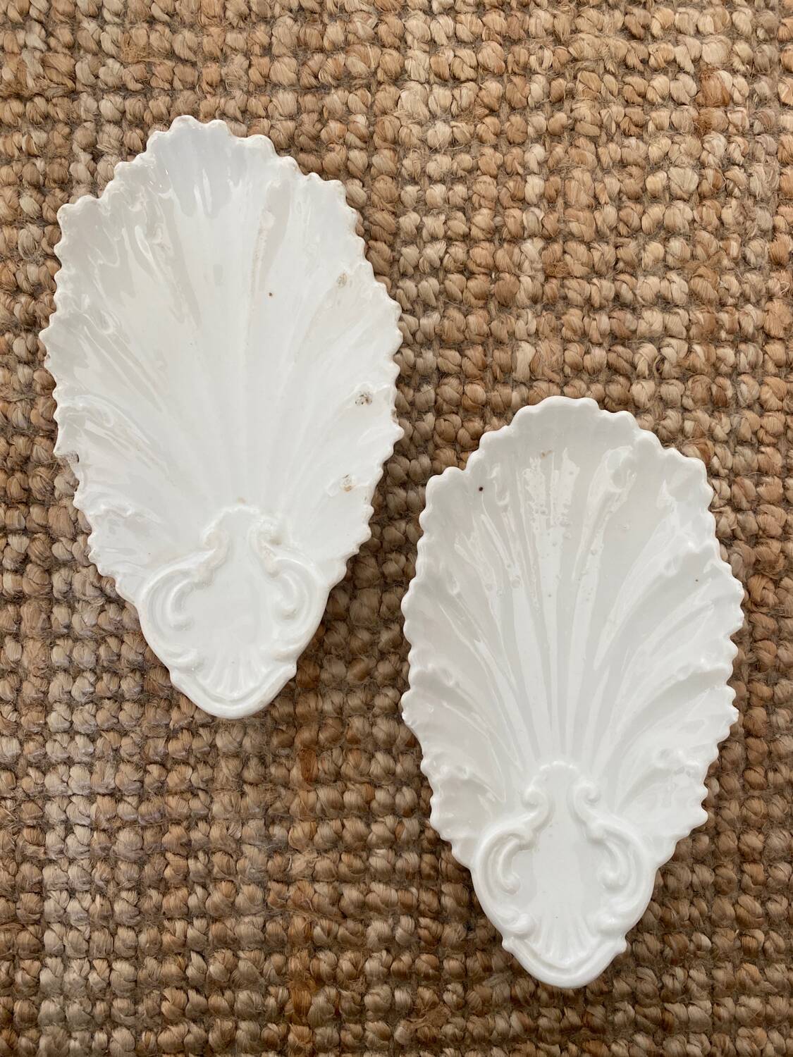 Ramekin, shell-shaped pocket emptier in white ceramic