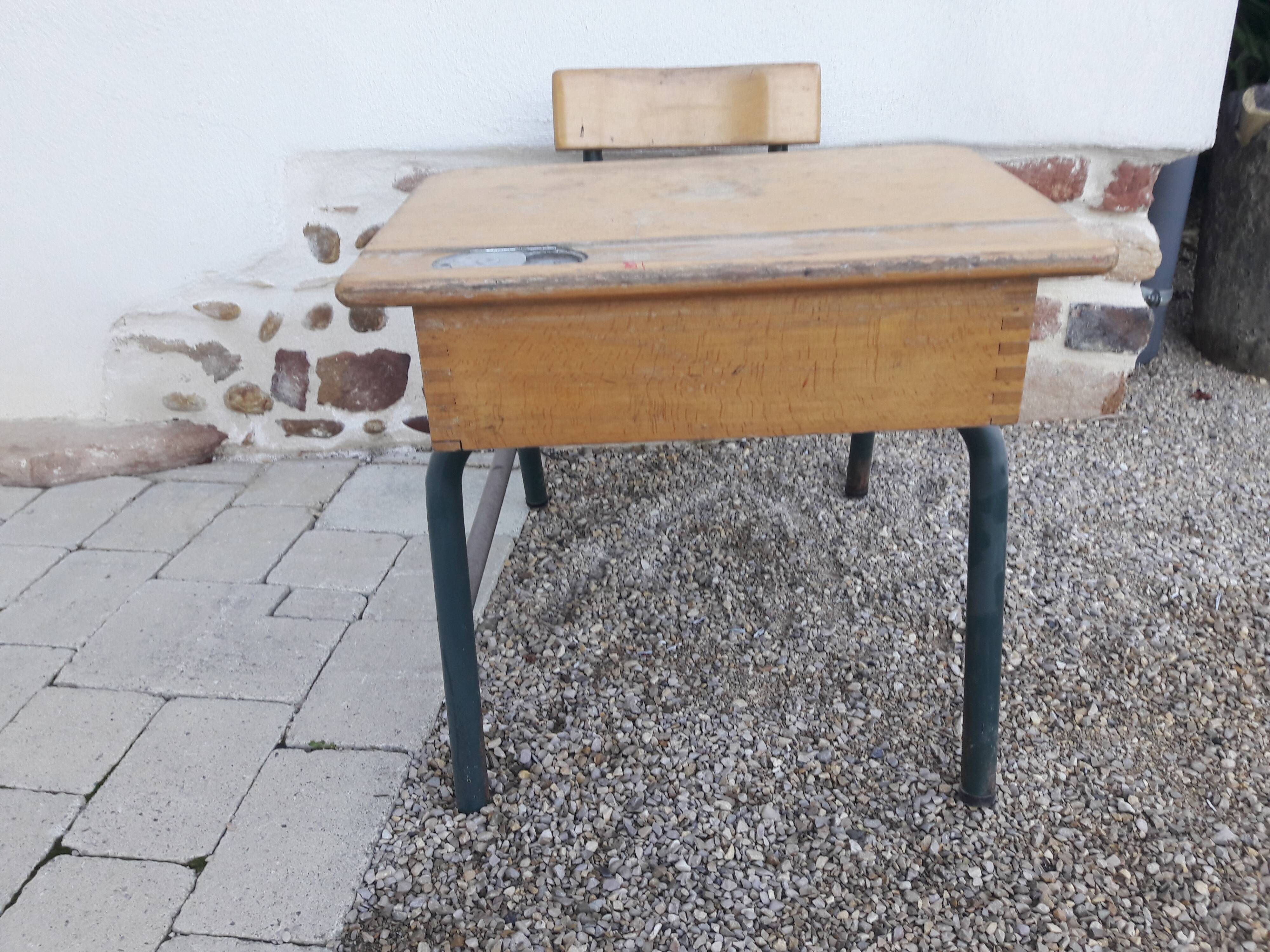 School desk with chair
