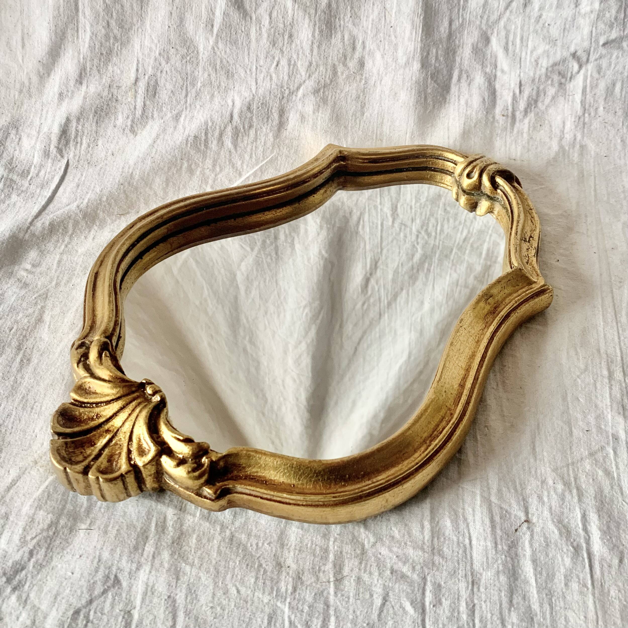 Petit miroir mural rocaille vintage en résine dorée