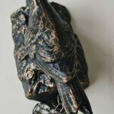 Door knocker/knocker. Woodpecker on tree trunk. In cast iron with a golden patina