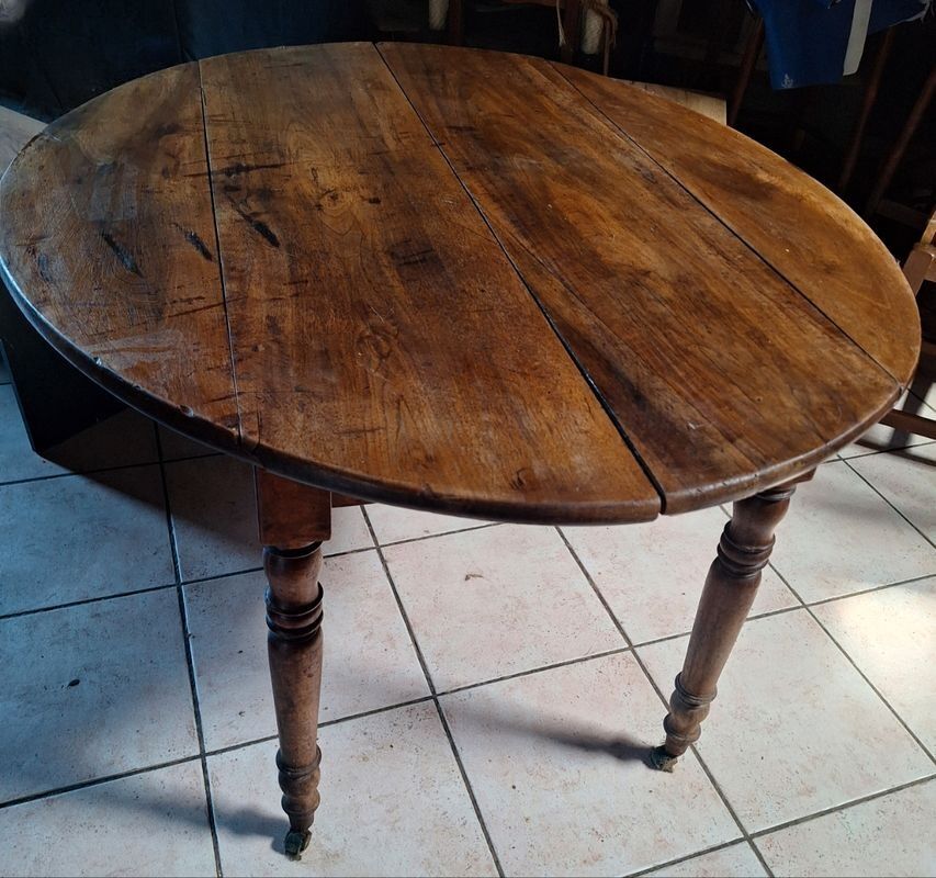 Oval table with folding leaves