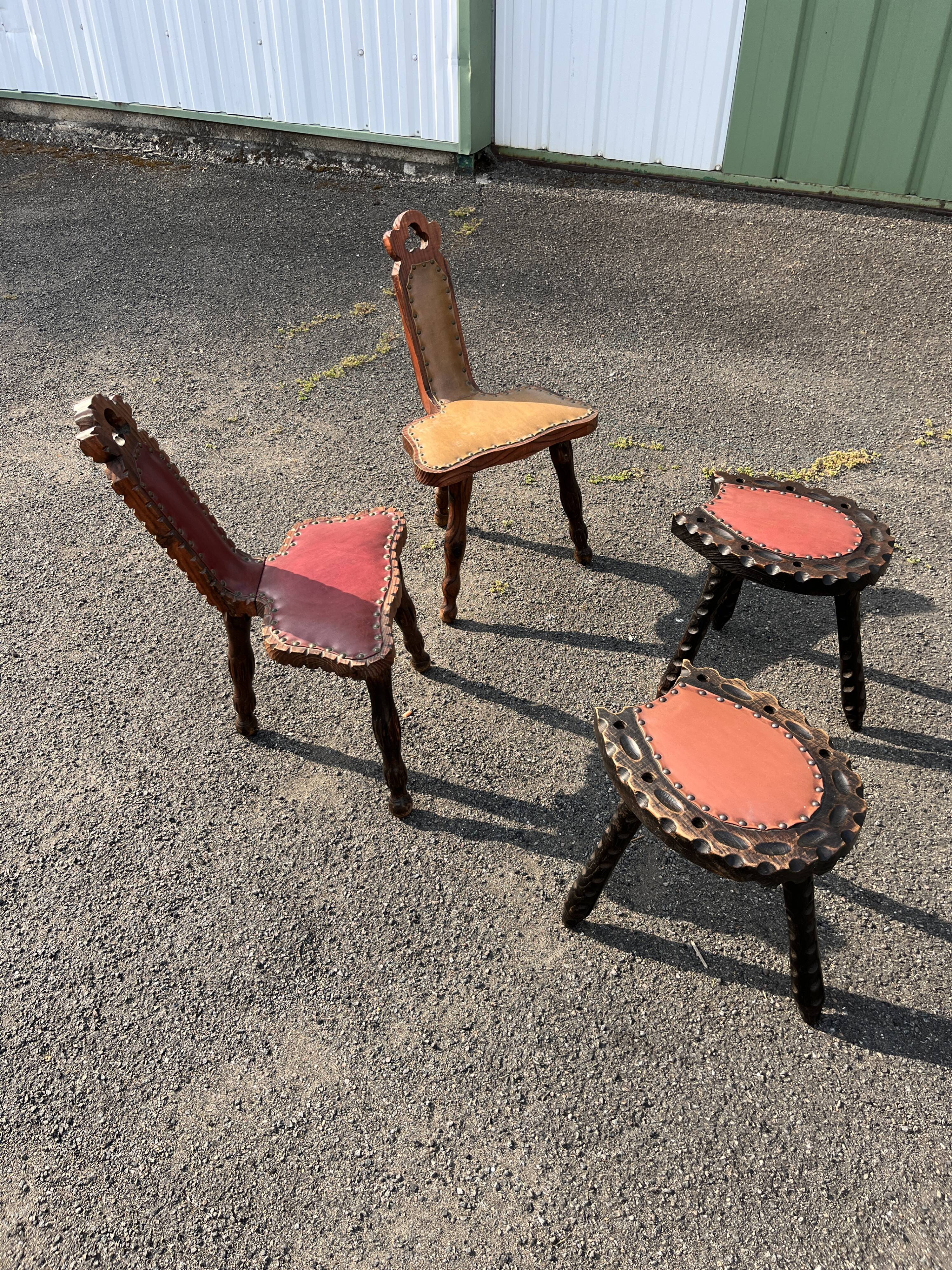 Lot de 2 chaises et 2 tabourets rustiques – cuir clouté et bois sculpté