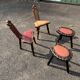 Lot de 2 chaises et 2 tabourets rustiques – cuir clouté et bois sculpté