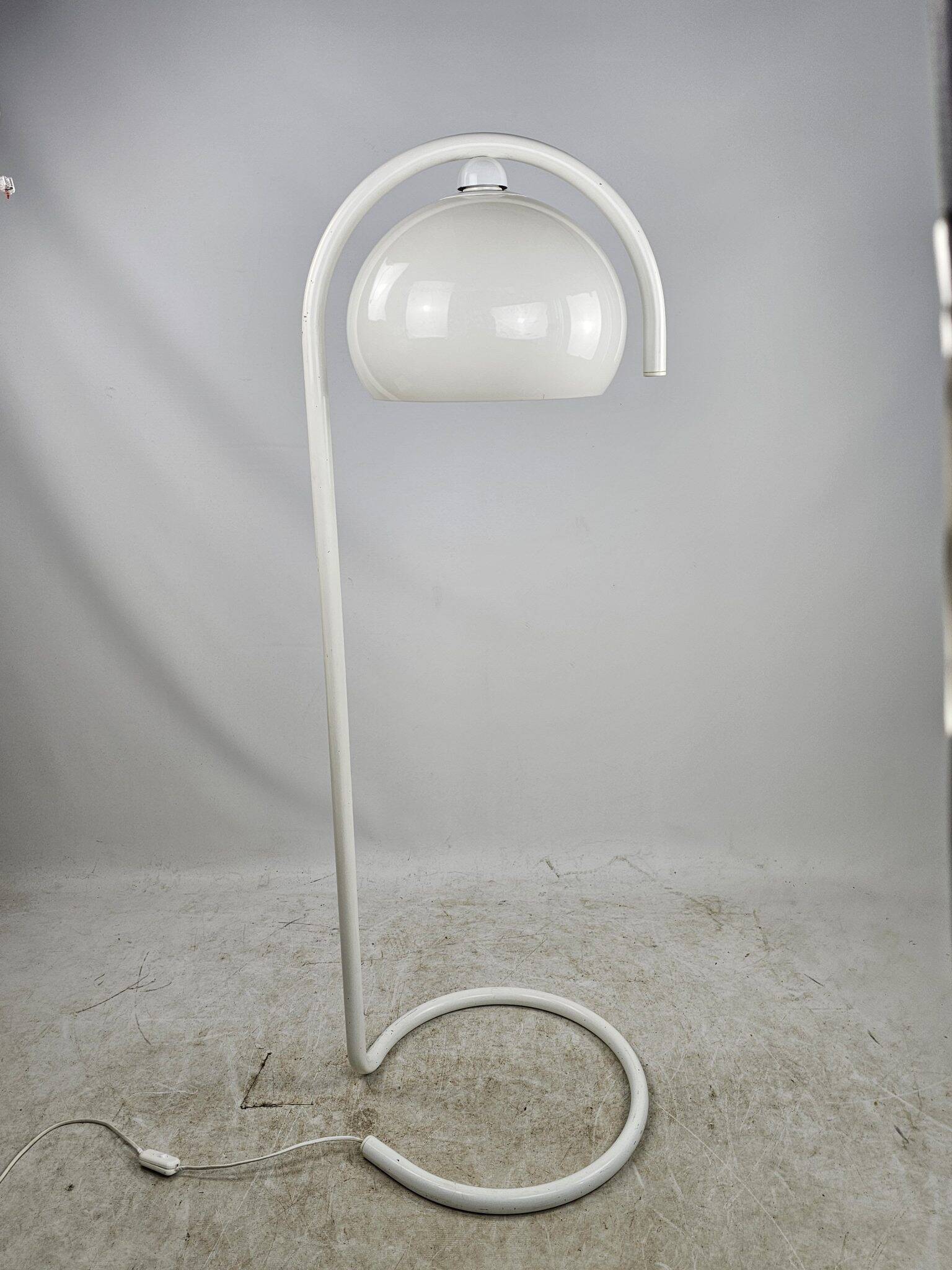 Lampadaire en métal blanc et plastique style futuriste