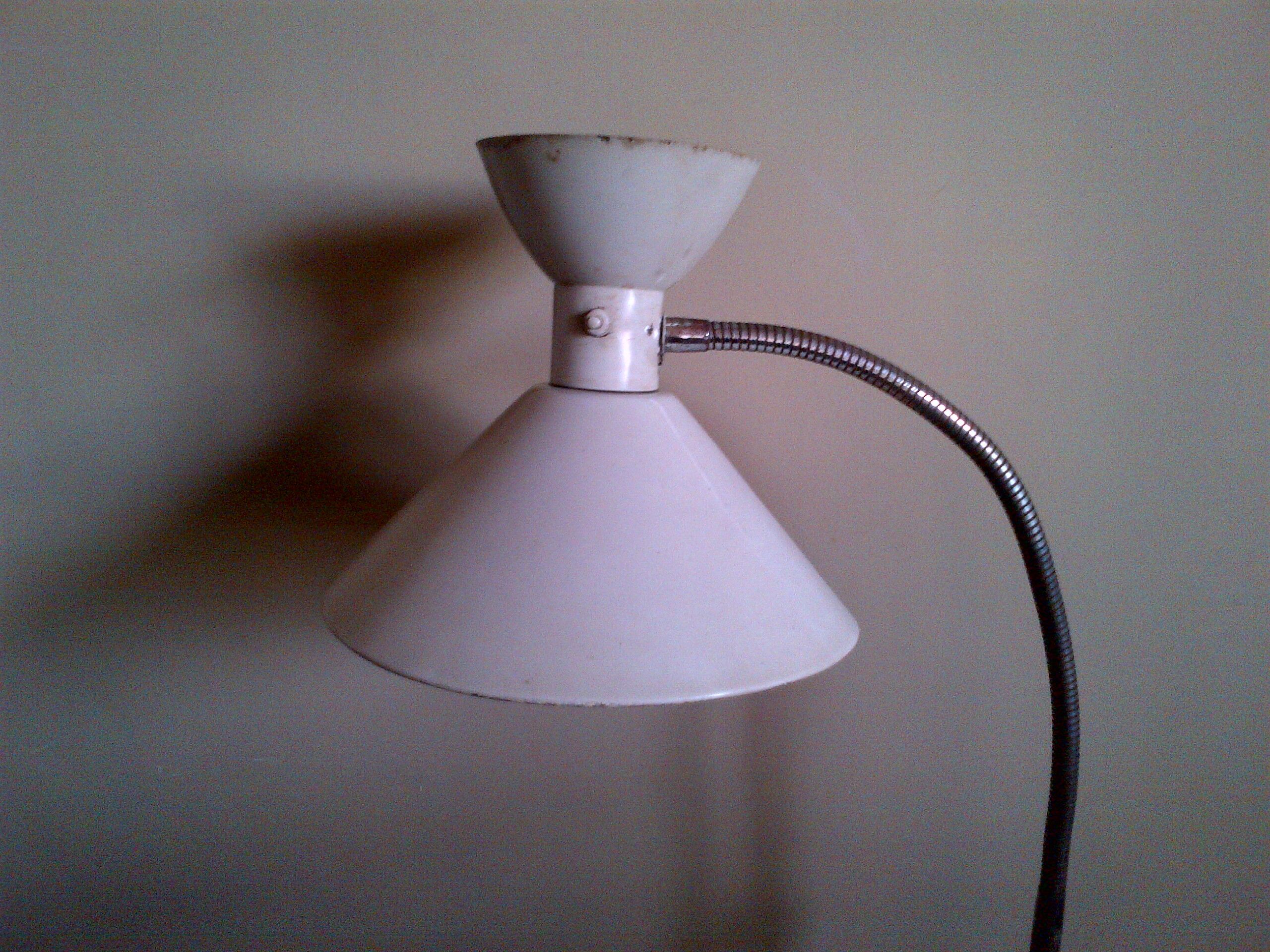 Lamppost casserole has double chalk white lacquered metal fire